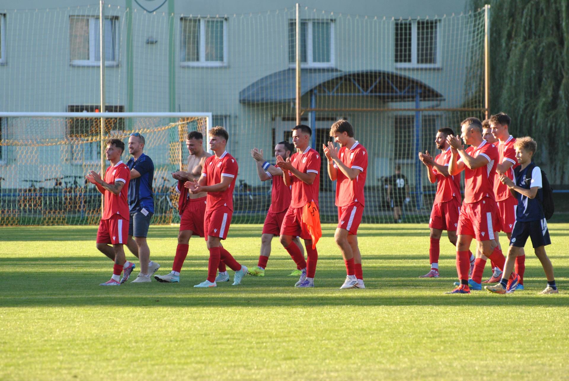 Hráči TJ Heršpice děkují fanouškům potleskem po zápase